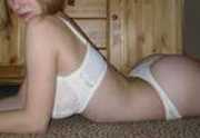 Eine junge Frau zeigt sich in sexy Dessous