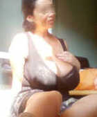Eine dralle Lady zeigt ihre Brüste